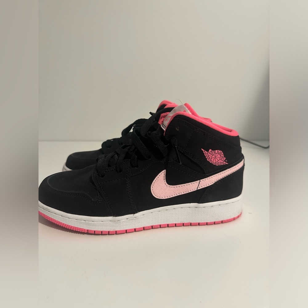 Jordan 1 Mid Black Digital Pink (GS)
- Size 6.5 Youth (8W)